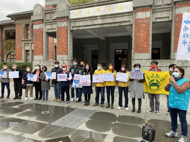 新竹市日前通过「喝好水」地方公投，台湾乾净水行动联盟与多名县市跨党派各级民代10日到市府递交公投主文草案，希望尽速订定「废污水管理自治条例」。（陈育贤摄）