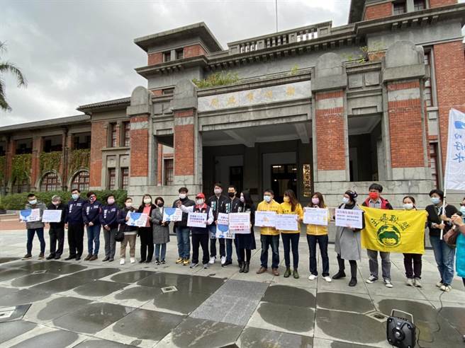 新竹市日前通过「喝好水」地方公投，台湾乾净水行动联盟与多名县市跨党派各级民代10日到市府递交公投主文草案，希望尽速订定「废污水管理自治条例」。（陈育贤摄）