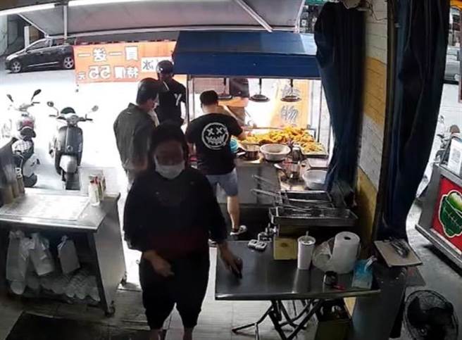 高雄凤山区自强夜市出现一名50岁柯姓女窃贼，她9日下午到某饮料店买饮品，却趁着店家忙碌之际，偷走店家置于一旁手机壳内的1000元钞票。（翻摄画面／洪浩轩高雄传真）