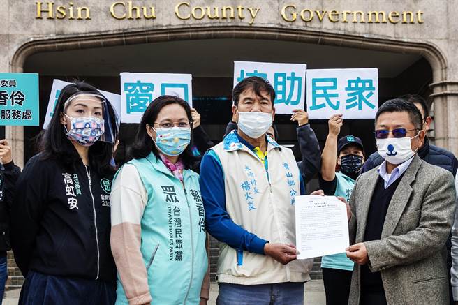 民眾党立委高虹安（左自右）、赖香伶对亚东气体粉尘意外污染，认科管局和县府应成立单一窗口，大崎村长杨火炎递交陈情书给环保局副局长罗仕臣。（罗浚滨摄）