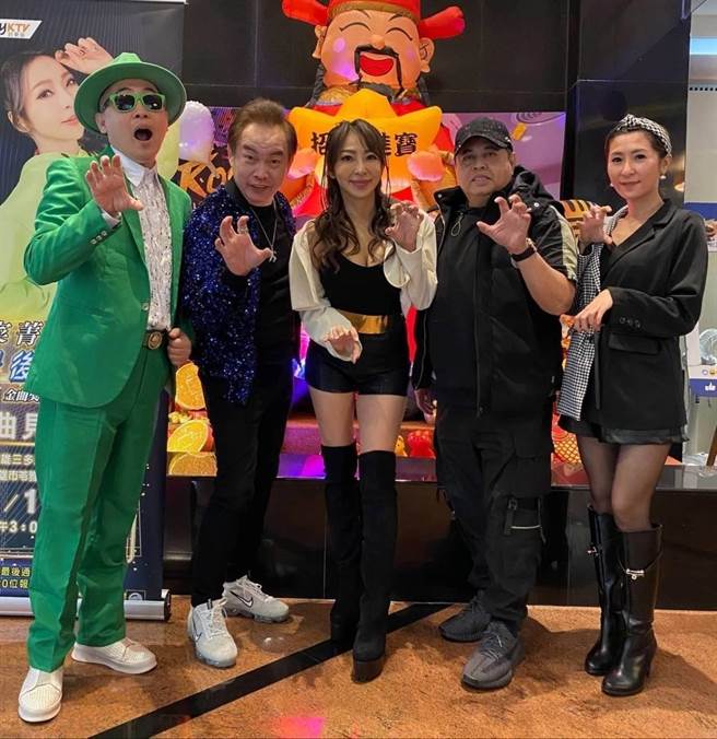 梅东生（左起）、康康及妞妞等人在庆功宴上同乐。（酷思玩娱乐提供）
