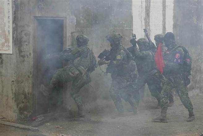 国军战训演练与时俱进，图为国军今年1月在城镇战中逐屋攻坚的演练。（黄子明摄）