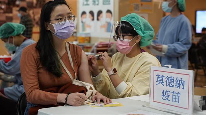 亞東醫院施打第三劑疫苗踴躍。（亞東醫院提供）