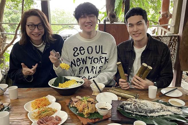 宇宙人方Q（左起）、小玉和阿奎趁拍〈藍色的你〉MV的同時享用當地原住民料理。（相信音樂提供）