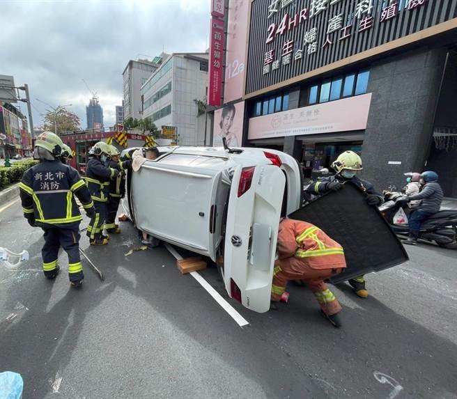 自小客车自撞分隔岛翻覆。（民眾提供）