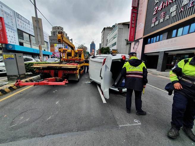 自小客车自撞分隔岛翻覆。（民眾提供）
