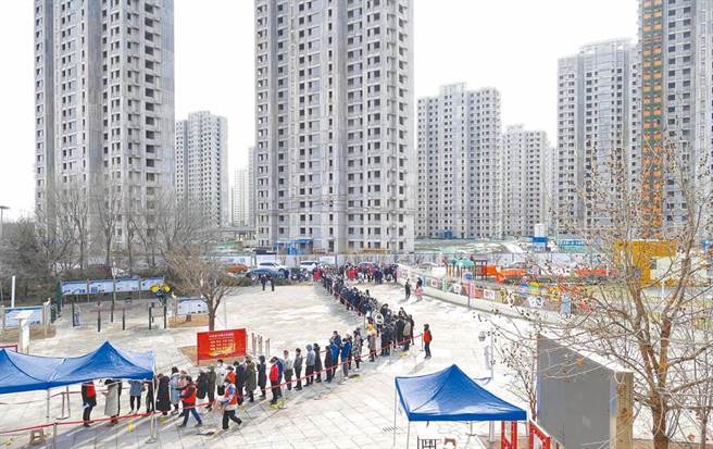 天津3日内暴增40例本土个案。图为天津市西青区大寺镇，民眾有序进行核酸检测。（中新社）