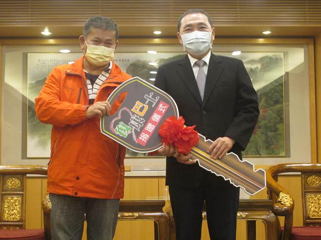 芦洲景福宫副主委李进诚（左）代表景福宫捐赠新北市2辆復康巴士，新北市长侯友宜受赠感谢。 （陈慰慈摄）