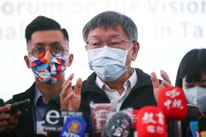 境外移入案例每日激增，台灣國門防疫緊繃，台北市長柯文哲10日表示，目前約有68％確診者屬於入境後第一次採檢就為陽性，若在機場就先攔下，不必送到防疫旅館衍生後續風險，可降低整體防疫系統壓力。（鄧博仁攝）
