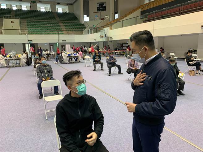 新竹市长林智坚（右）10前往疫苗站了解接种情形，当场宣布11日起加开第4座税务局站专责「莫德纳」疫苗接种。（陈育贤摄）