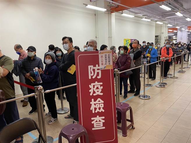 疫情升温，疫苗施打状况也加温，新竹市10日起3座大疫苗施打站也现大批人潮，光是上半天就累积施打了2947人。（陈育贤摄）