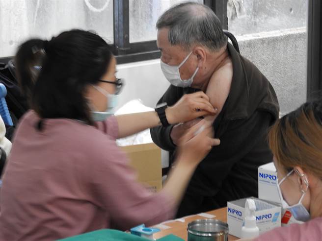 市府指出，文心森林公园站，1／10起至1／16止每日开站，星期一至五上午9至12时，星期六日下午1至4时；周一至周三提供BNT疫苗、周四至周日提供莫德纳疫苗。（陈世宗摄）