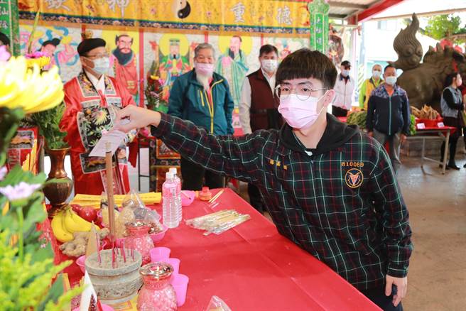 盐水武庙今举办月津文昌祭，大新营区的学子们前来上香祈福。（台南市政府提供／张毓翎台南传真）
