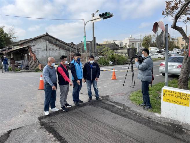 大甲區兩條道路年久未修，路面破損龜裂，市議員李榮鴻爭取經費改善。（議員李榮鴻服務處提供／陳淑娥台中傳真）