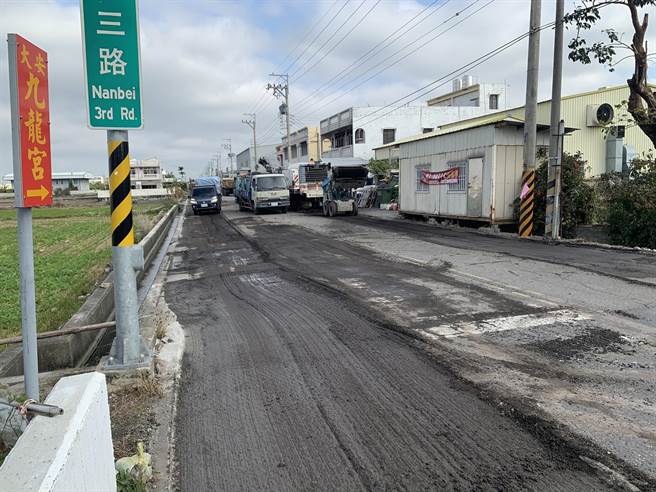 大甲區兩條道路年久未修，路面破損龜裂，市議員李榮鴻爭取經費改善。（議員李榮鴻服務處提供／陳淑娥台中傳真）