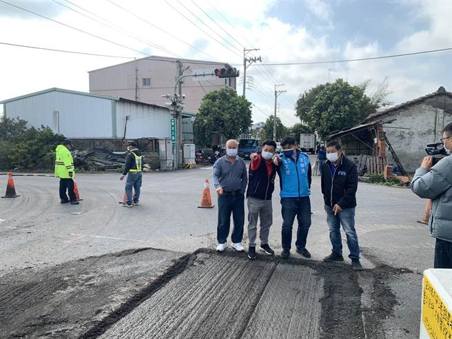 大甲區兩條道路年久未修，路面破損龜裂，市議員李榮鴻爭取經費改善。（議員李榮鴻服務處提供／陳淑娥台中傳真）