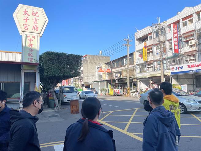 市议员周永鸿10日与神冈里长王百瀛等，邀集交通局与相关单位共同会勘，要求儘速在路口中山路侧设置闪光黄灯。（市议员周永鸿服务处提供）
