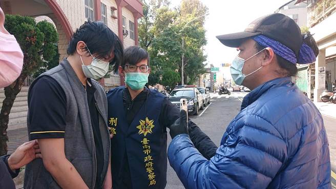 蕭姓男子因向母親要錢不成，到舅舅家縱火，蕭男落網後，蘇姓舅舅氣憤當面斥責姪子。（程炳璋攝）