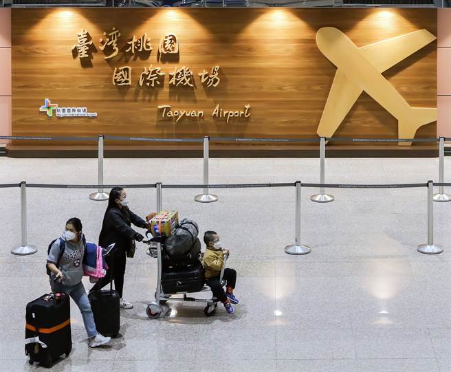 桃園機場染疫案，累計31人確診，其中有桃園相關足跡的共有30例，指揮中心也證實，昨天確診的未滿2歲童感染Omicron病毒，是目前國內年紀最輕的Omicron本土病例。（圖／示意圖，記者陳麒全攝影）