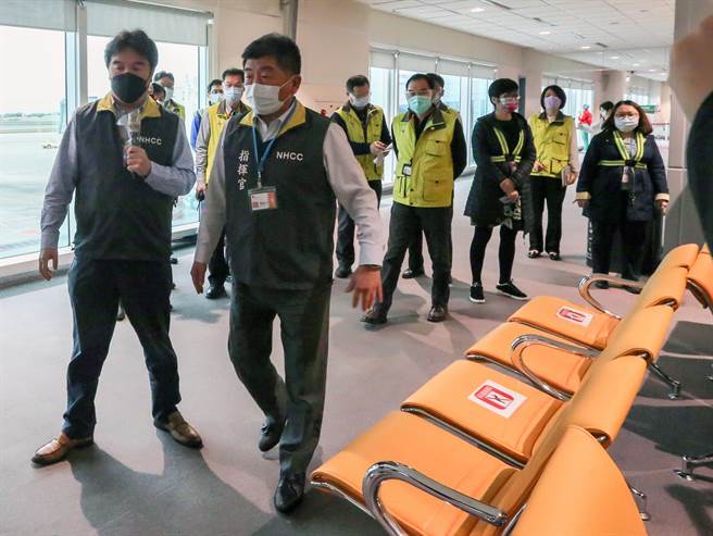 指揮中心研擬調整入境採檢規定，長程班次需在機場採檢陰性，才放行入境，指揮官陳時中（前右）由桃機前進指揮所指揮官王必勝（前左）等人陪同下，10日上午到桃機視察相關旅客採檢、入境動線規劃，希望藉此篩檢出一部分的人，強化對國內安全性的保護。（陳麒全攝）