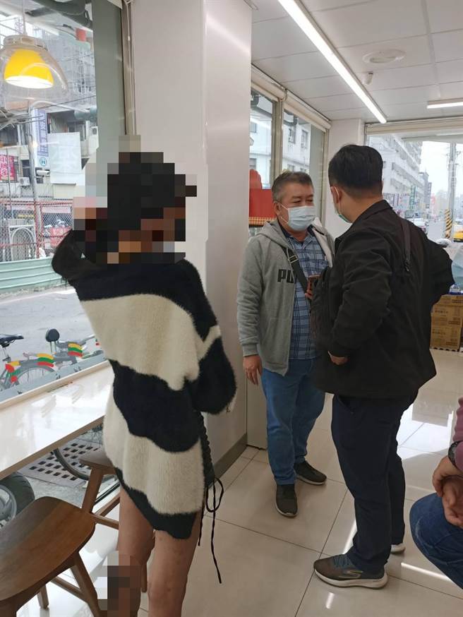 高市少年队警方在凤山区一间超商寻获被发布协寻的16岁少女。（翻摄照片／石秀华高雄传真）