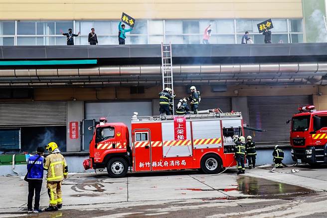 新竹縣消防局在竹東鎮欣興電子公司辦理救災救護勤務演習，演練情境規畫多位民眾受困及受傷。（新竹縣消防局提供／羅浚濱新竹傳真）