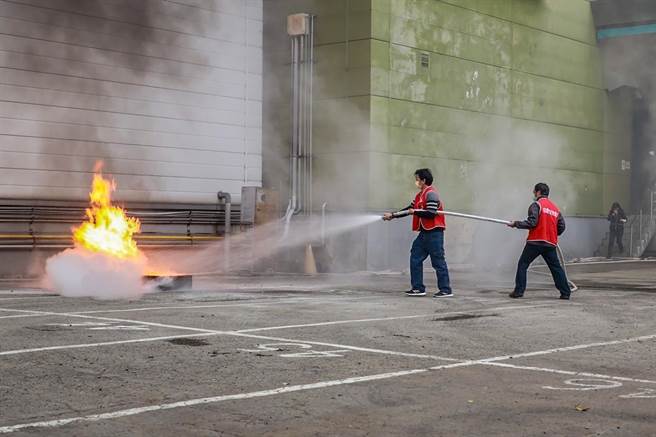 新竹縣消防局在竹東鎮欣興電子公司辦理救災救護勤務演習，強化廠房員工火場緊急應變能力。（新竹縣消防局提供／羅浚濱新竹傳真）