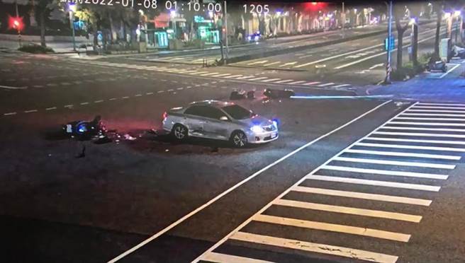 張姓汽車駕駛與對向2輛機車發生交通事故，導致其中1輛機車騎士頭、胸受創死亡。（圖／警方提供）