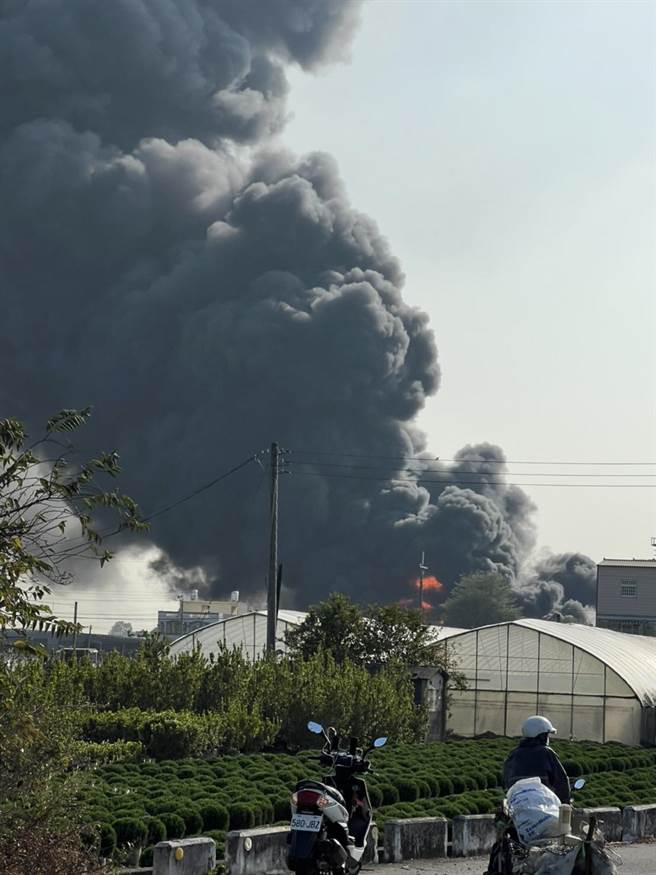 彰化田尾乡一家紧邻中山高速公路旁的塑胶工厂下午传出大火，浓浓黑烟吓坏国道驾驶。（摘自彰化踢爆网路／谢琼云彰化传真）