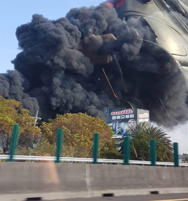 彰化田尾乡一家紧邻中山高速公路旁的塑胶工厂下午传出大火，浓浓黑烟吓坏国道驾驶。（摘自彰化踢爆网路／谢琼云彰化传真）