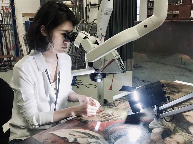 興大昆蟲系與奇美博物館合作，研究解決油畫、文物等蟲害問題，圖為研究成員奇美博物館修復師李文元。（興大提供／陳淑芬台中傳真）