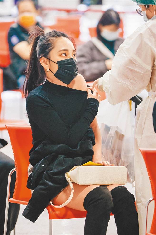 一招教你在「疫苗地图」找施打院所、再预约第三剂疫苗！图为民眾前往花博疫苗接种站接种疫苗。（郭吉铨摄）