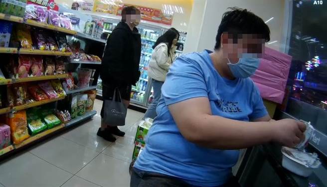 沈女突然舊疾復發幻想遭人追殺，逃離旅館，繞了半個轄區，在超商休息被警方尋獲。（台中市警第二分局提供／張妍溱台中傳真）