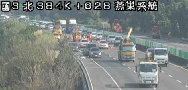 国道3号北上384.8公里处燕巢路段10日近下午1时发生一件死亡车祸，图为稍早的塞车情形。（摘自台湾路况即时影像网站／林瑞益高雄传真）