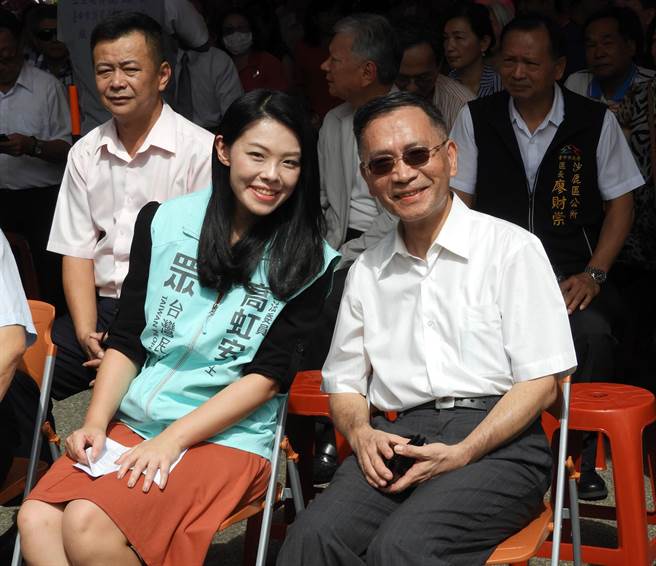 民眾党台中市长人选以立委高虹安（左）及现任台北市副市长蔡炳坤（右）二择一挂帅出征。（陈世宗摄）