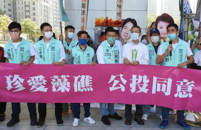 民眾党欲参选市议员人选，已积极投入日前四大公投宣讲活动，争取崭露头角的机会。（陈世宗摄）