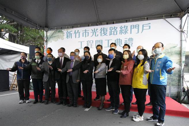 新竹市政府与清华大学联手改造竹市门户，打开清大围墙让校园与社区共享，同时翻新步道打造全长1.1公里城市绿廊。（陈育贤摄）