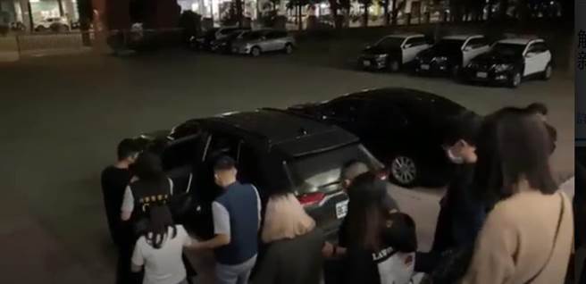 警方逮捕幫大陸博弈集團洗錢的嫌犯後移送法辦。（翻攝照片／石秀華高雄傳真）
