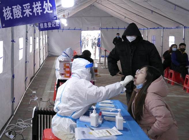 天津市新增2例本土确诊Omicron病例后，西青区大寺镇大芦北口村居民9日接受核酸检测。（中新社）