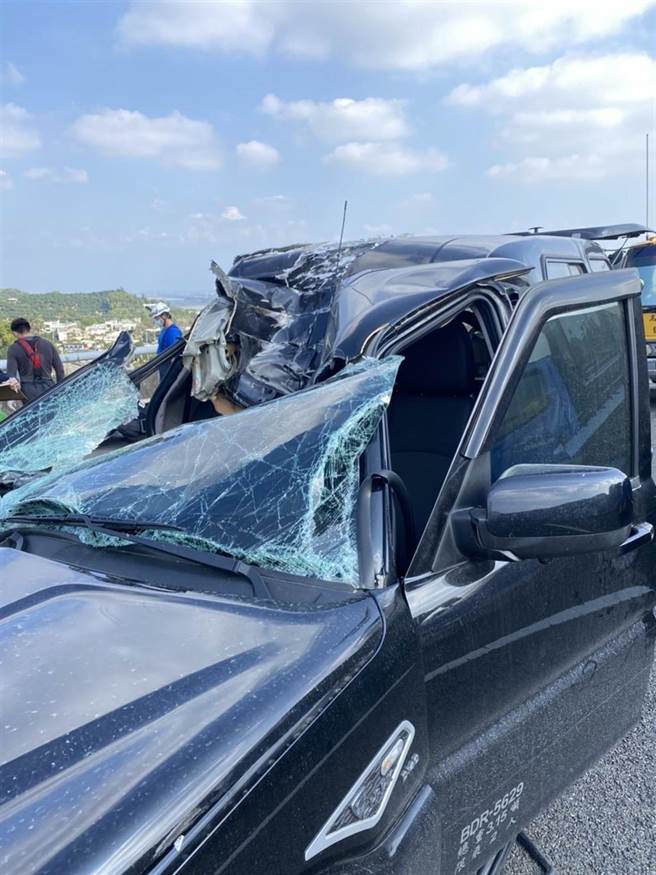 国道3号北上384.8公里处燕巢路段10日近下午1时发生一件死亡车祸，半联结车的轮胎喷飞砸中对向的车辆，导致1死1伤。（翻摄照片／林瑞益高雄传真）
