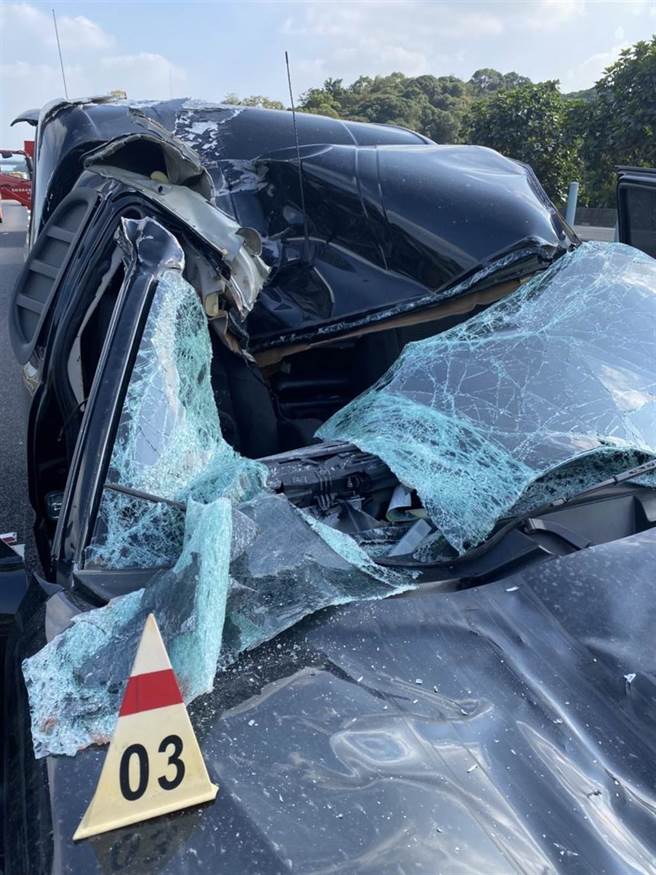 被轮胎砸中的车辆毁损严重，此车祸造成1死1伤。（翻摄照片／林瑞益高雄传真）
