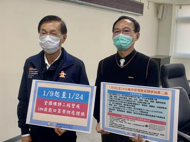 南投县长林明溱（左）与卫生局长陈南松，提醒民眾随时戴口罩。（廖志晃摄）