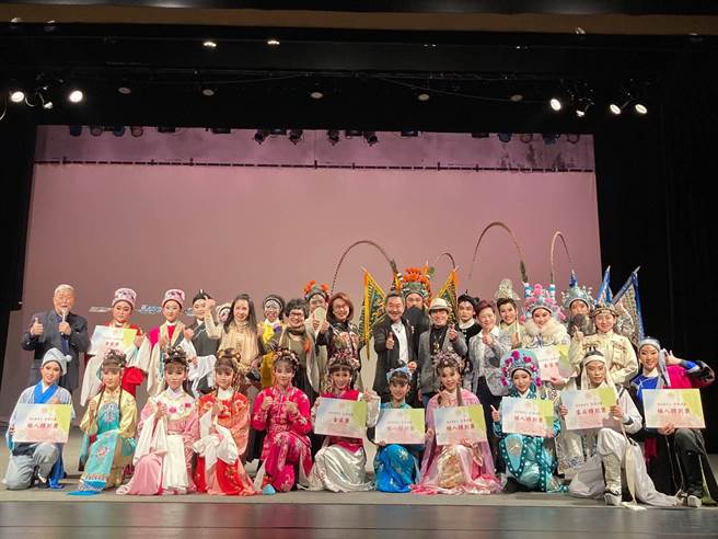 王金櫻、林美照、楊懷民、孫翠鳳、張秀琴、孫榮輝等人為台灣戲曲學院歌仔戲學系的金獎學總決賽擔任評審。（台灣戲曲學院提供）