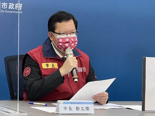 桃园市长郑文灿10日疫情说明记者会呼吁市民口罩戴好戴满、第三剂打好打满。(蔡依珍摄)
