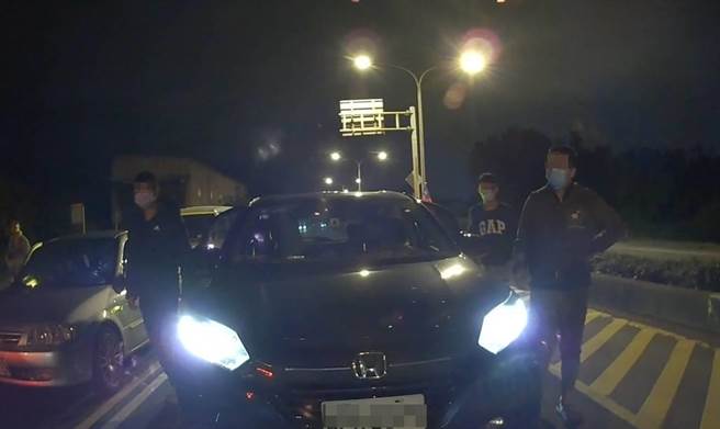 改装车噪音深夜扰民，大园警取缔违规，一夜逮20件。(翻摄照片／蔡依珍桃园传真)