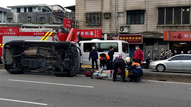 台北市萬華區西園路口和艋舺大道今（10）下午發生1輛計程車因不明原因失控暴衝，先是撞擊1輛黑車的左後方後再一路衝向中央分隔島後翻覆在路中。（記者張達智拍攝）