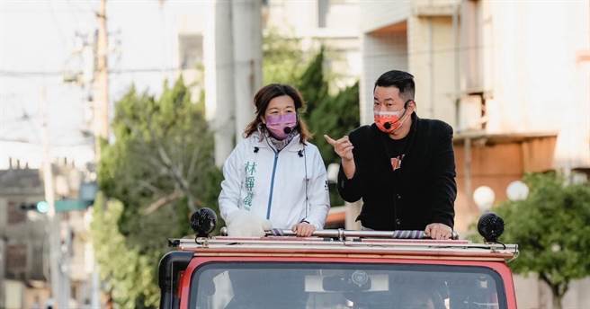 中二選區立委補選由民進黨林靜儀（左）勝選，外界關心林競選總部總幹事陳柏惟（右）的下一步在哪裡？陳柏惟陪同謝票時表示：不急，「我會再出來」。（林靜儀競總提供／陳淑芬台中傳真）