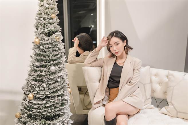 前美女主播张宇，为节目首度挑战挑染。（东森综合提供）