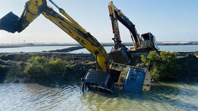 台南市七股区10日下午3点多发生挖土机作业摔落鱼塭事件，1人受困在驾驶舱内。（读者提供／张毓翎台南传真）