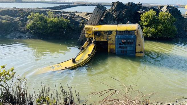 台南市七股区10日下午3点多发生挖土机作业摔落鱼塭事件，1人受困在驾驶舱内。（读者提供／张毓翎台南传真）